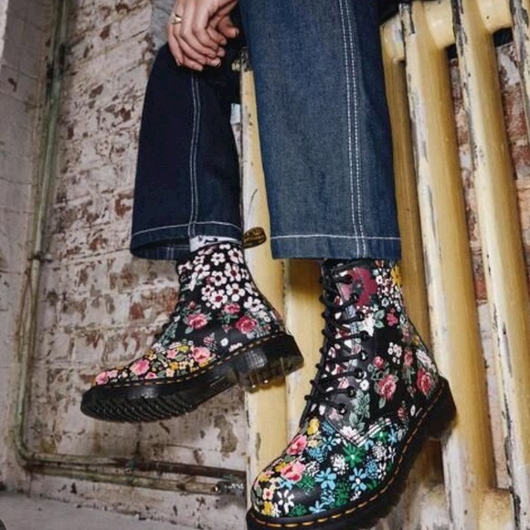 DR MARTENS FLORAL BOOTS. BARELY USED CONDITION. SZ 6. - Picture 1 of 8
